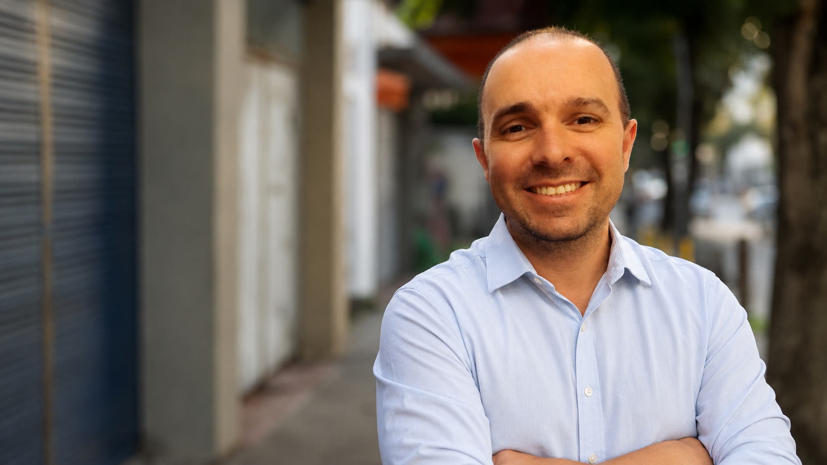 Candidato conversa atentamente com moradores em uma rua de São Paulo.